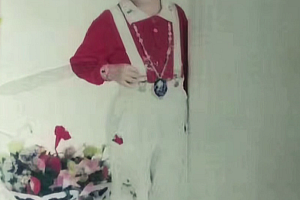 One armed girl returns to her hometown to sell flowers, her entrepreneurial story is too inspiring